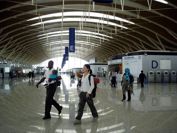 Passagiers Worden Gezien Het Terminal Van Shanghai Pudong International Airport — Stockfoto