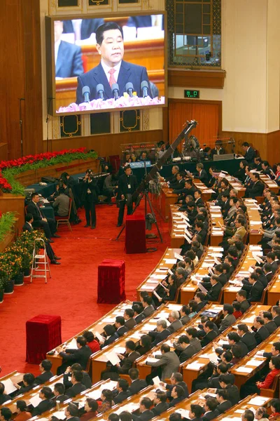 Los Representantes Chinos Miran Una Gran Pantalla Mientras Jia Qinglin —  Fotos de Stock