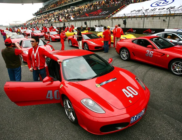 Ferrari F430 Binek Yaklaşan Yol Göstermek Için Önce Grand Prix — Stok fotoğraf