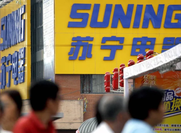 Residentes Locais Passam Por Uma Loja Varejo Suning Xangai China — Fotografia de Stock