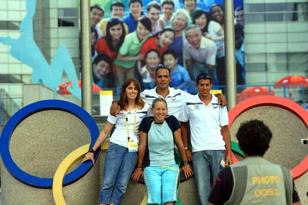 Gli Atleti Vela Israeliani Posano Con Emblema Dei Giochi Olimpici — Foto Stock