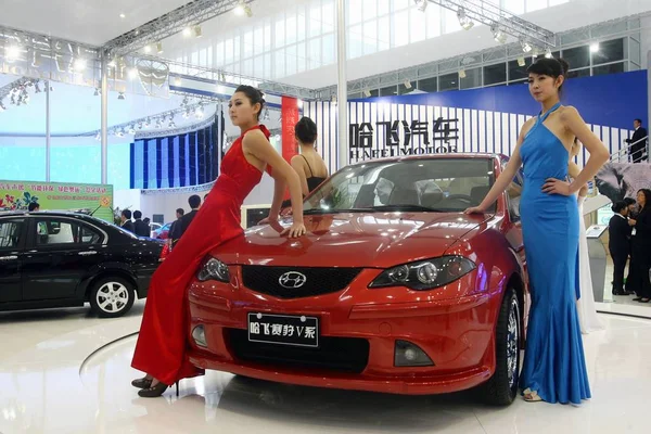 2008年4月22日 在北京举行的2008中国汽车展上 哈飞赛宝五号车的展示女郎们摆出一副 哈飞赛宝五号 的姿势 — 图库照片