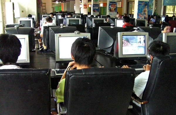 中国のインターネットユーザーは 2007年7月16日 中国中部の湖北省のインターネットカフェでビデオや映画を見たり オンラインゲームを楽しんだりする — ストック写真