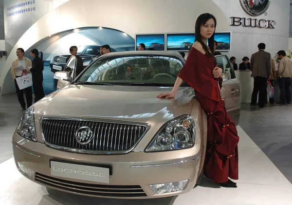 Ένα Μοντέλο Που Θέτει Δίπλα Ένα Buick Λακρός Της Auto — Φωτογραφία Αρχείου