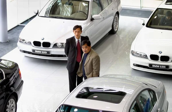 Chinese Car Buyers View Bmw Cars Bmw Dealership Store Nanjing — Stock Photo, Image