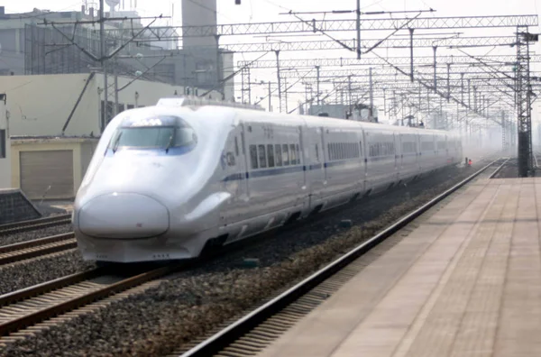 Пулемётный Поезд Crh China Railway High Speed Прибывает Железнодорожный Вокзал — стоковое фото