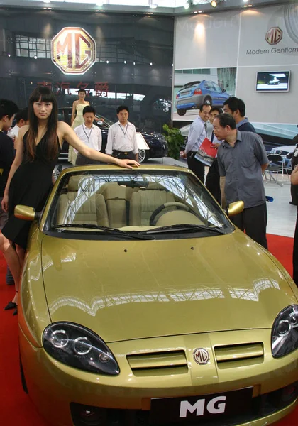 Chinese Visitors View Roadster Nanjing Automobile Group Corporation Car Show — Stock Photo, Image