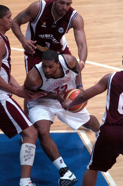 Spelare Basket Nba League Ambassadörer Vitt Bryter Igenom Spelare Venezuelas — Stockfoto