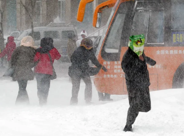 Les Chinois Frayent Chemin Milieu Chutes Neige Denses Dans Ville — Photo