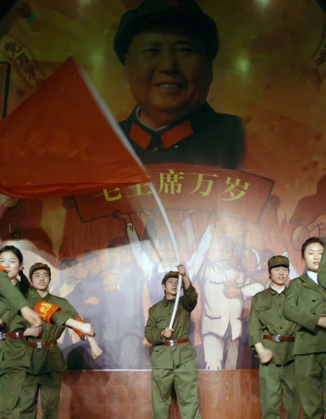 Κινεζική Σερβιτόροι Ντυμένοι Σαν Κόκκινες Φρουρές Κατά Διάρκεια Της Περιόδου — Φωτογραφία Αρχείου