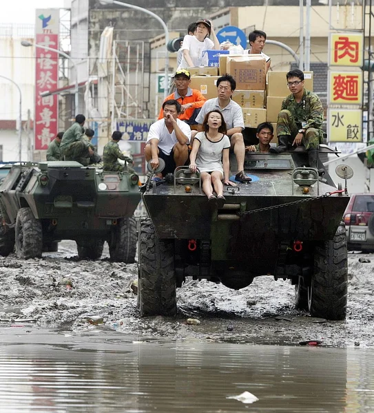 Askerler Typhoon Morakot Neden Olduğu Şiddetli Yağışlar Sonra Sel Tarafından — Stok fotoğraf