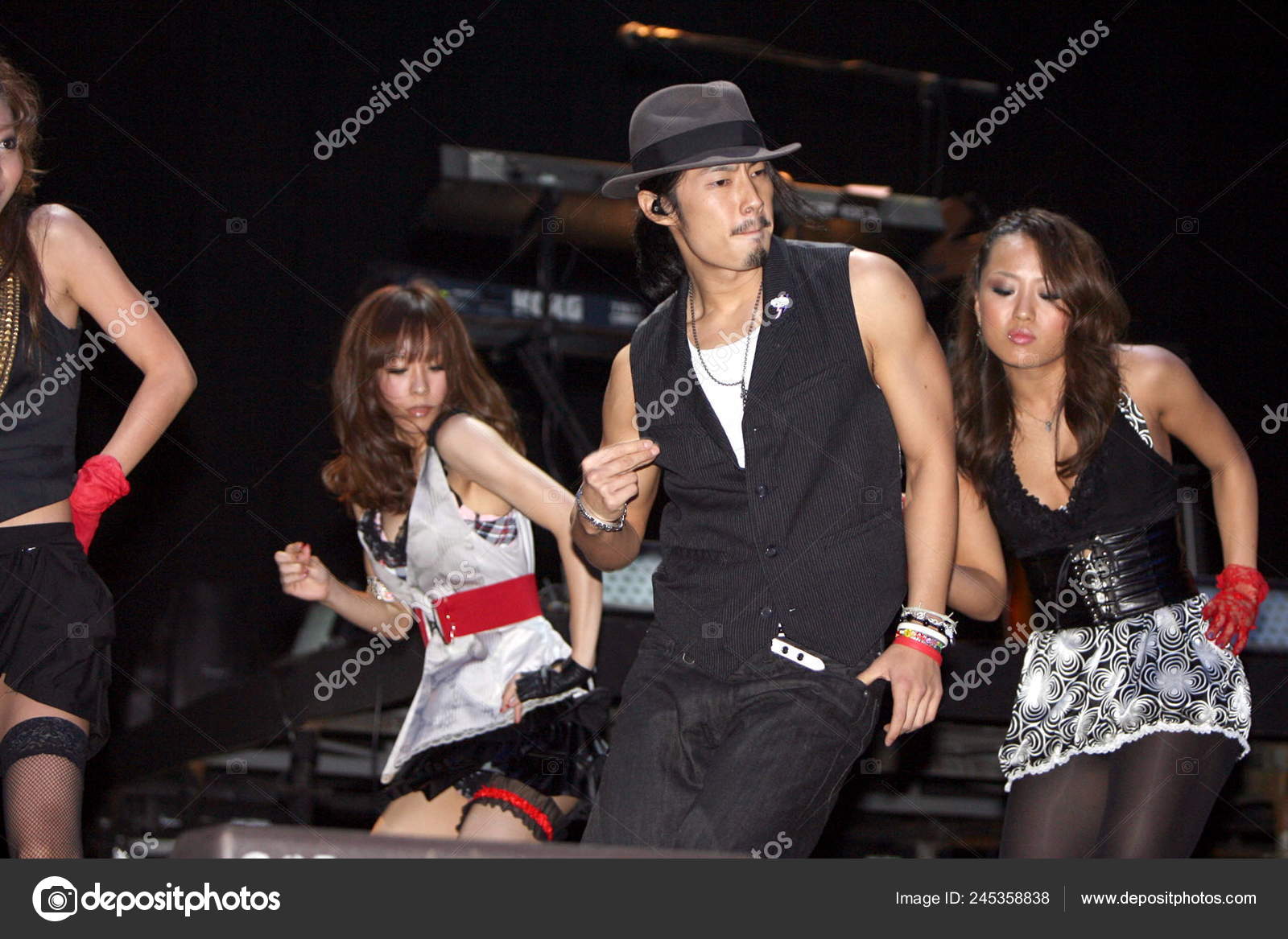 @Van Ness Wu with Family 💜🙏🏽 HAPPY LUNAR NEW YEAR everyone!💜 #vannesswu  #vanness #wujianhao #vannesswu吳豪 #吳建豪 #f4 #Godisgood #fypageシ♡❤️, image size:1600x1167