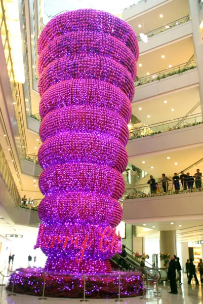 Shoppers Kijken Naar Een Meter Tall Kerstboom Versierd Met 000 — Stockfoto