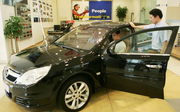Les Acheteurs Chinois Voitures Essaient Une Opel Chez Concessionnaire Opel — Photo
