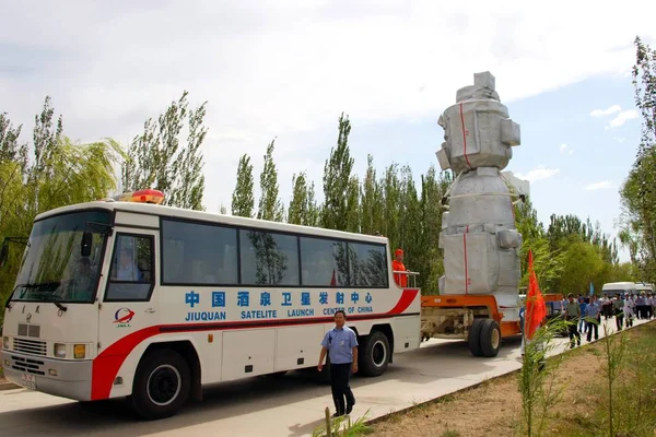 Científicos Trabajadores Aeronáuticos Chinos Transportan Nave Espacial Tripulada Shenzhou Vii —  Fotos de Stock