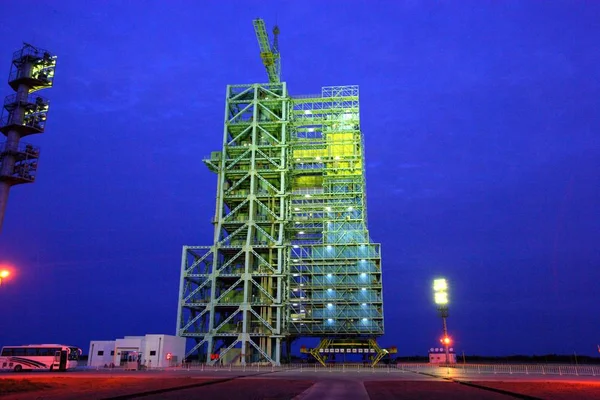 2008年9月22日 中国北西部甘粛省の陸上衛星打ち上げセンターの発射台に 深州Vii有人宇宙船を搭載した長い3月2F 宇宙ロケットの夜景 — ストック写真