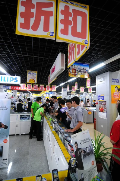 Customers Shopping Mobile Phones Suning Discount Store Beijing August 2008 — Stock Photo, Image