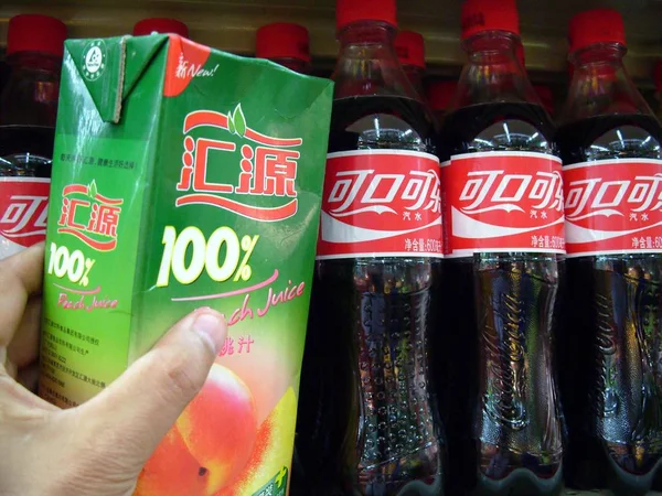 Utsikt Över Flaskor Huiyuan Juice Och Coca Cola Coke Till — Stockfoto