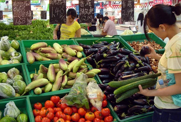 Clientes Chineses Comprando Vegetais Supermercado Yichang Província Central Chinas Hubei — Fotografia de Stock