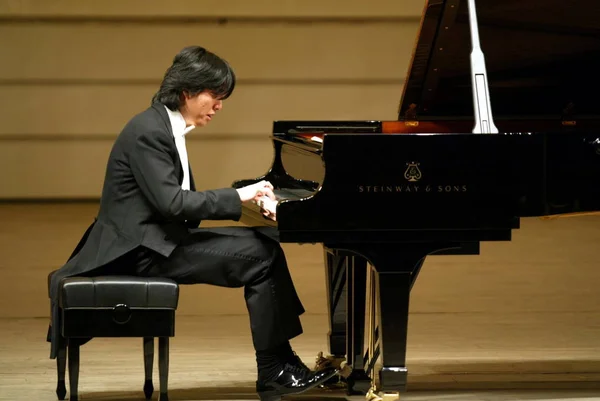 2006年12月3日 中国钢琴家李云迪在北京的独奏音乐会上表演 — 图库照片