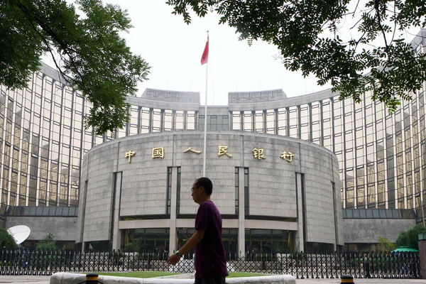 2008年7月11日 中国男子走过中国人民银行 Pboc 的总部 — 图库照片