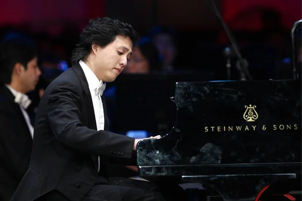 2007 日上海でのチャリティー コンサートで実行する中国ピアニスト ユンディ — ストック写真
