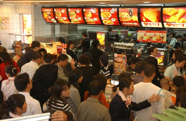 Los Clientes Llenan Restaurante 1000Th Mcdonalds Dongguan Provincia Guangdong Sur — Foto de Stock