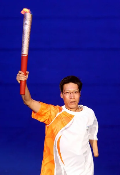 Китайский Спортсмен Чжан Хунвэй Передает Факел Время Церемонии Открытия Паралимпийских — стоковое фото