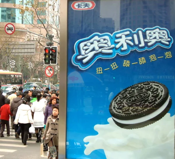 Ντόπιοι Κινέζοι Πολίτες Περπατούν Μετά Από Μια Διαφήμιση Μπισκότου Μπισκότο — Φωτογραφία Αρχείου