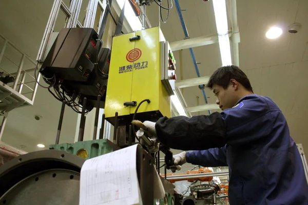 Kinesisk Kollektivanställda Fabriksarbetare Monterar Motor Växten Weichai Makt Weifang City — Stockfoto