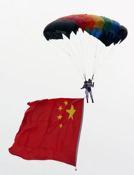 Ein Fallschirmspringer Der Chinesischen Luftwaffe Tritt Während Der Internationalen Luft — Stockfoto