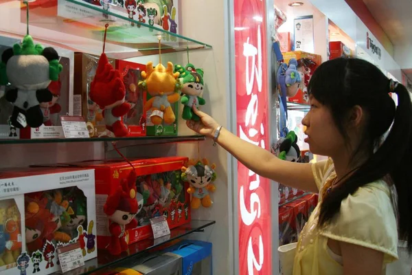 2008年8月7日北京オリンピックの高級店でフワのおもちゃを買う中国人少女 — ストック写真
