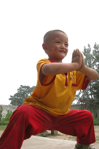 Dziecko Praktykuje Wushu Sztuki Walki Kaiyuan Martial Art School Jiayuan — Zdjęcie stockowe