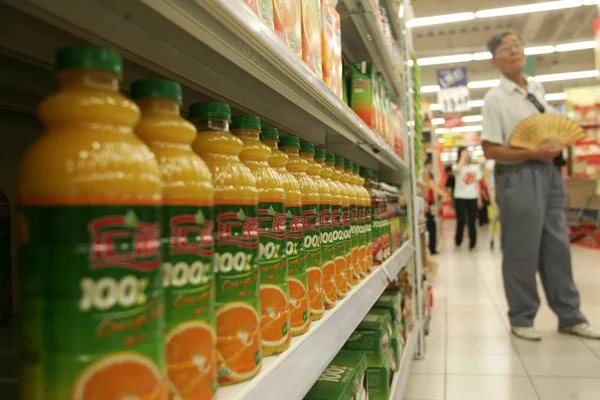 2008年9月3日 上海のスーパーで販売されているフイユアンオレンジジュースのボトルの眺め — ストック写真