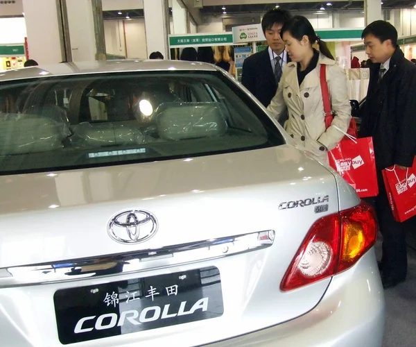 Zwiedzający Patrzą Samochód Toyoto Corolla Podczas Wystawy Szanghaju Grudnia 2007 — Zdjęcie stockowe