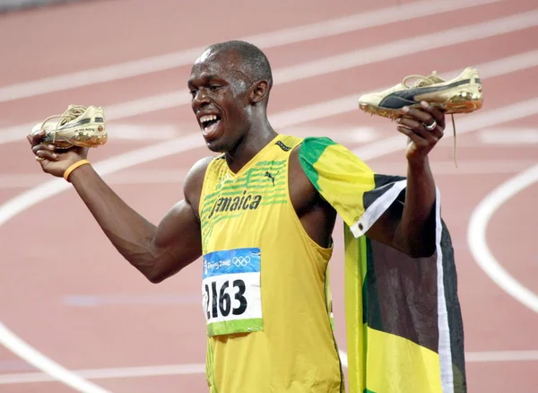 Gold Medalist Usain Bolt Jamaica Shows His Shoes Celebrate Winning — Stock Photo, Image