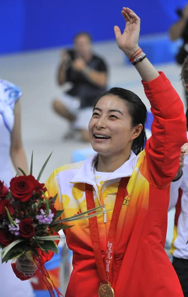 Chinas Guo Jingjing Köszönti Nézők Megnyerése Után Női Szinkronizált Búvárkodás — Stock Fotó
