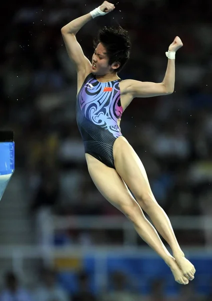 2008年8月21日 北京のウォーターキューブとして知られる国立水生センターで 2008年北京オリンピックの女子10Mプラットフォームダイビング中にダイビングを行う中国のチェン ルオリン — ストック写真