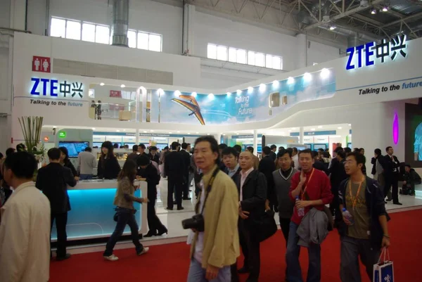 2008年10月22日 中国国际展览中心 中兴通讯2008年P Expo Comm期间展台的参观者 — 图库照片