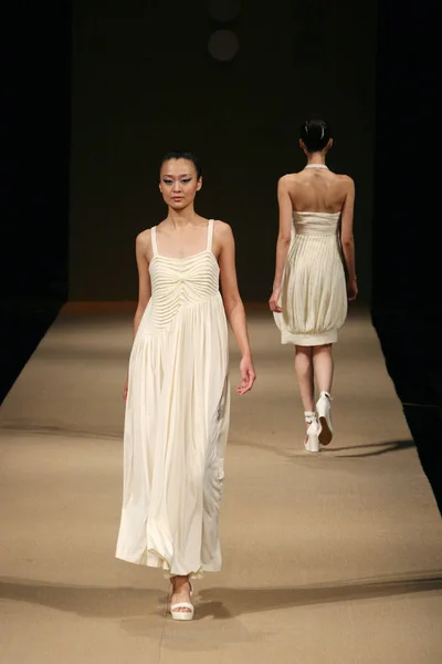 モデルは中国ファッション週 2009 年北京で 2008 日の間に中国デザイナー李暁で最新のファッションをパレードします — ストック写真
