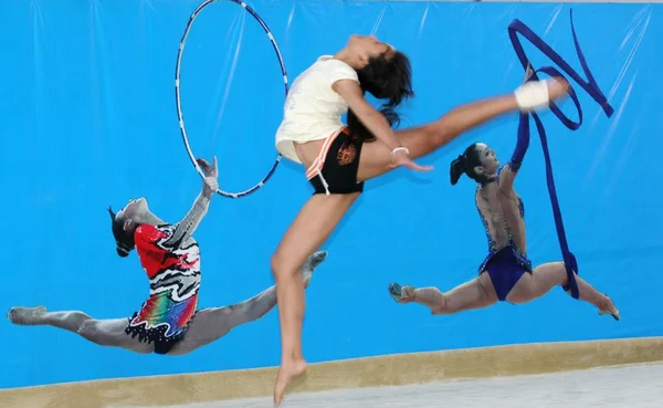 Ein Chinesisches Mädchen Übt Die Bodenübung Während Einer Trainingseinheit Einer — Stockfoto