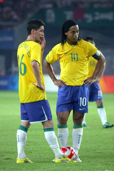 Brazils Thiago Neves Lewo Ronaldo Assis Moreira Ronaldinho Przygotować Kick — Zdjęcie stockowe