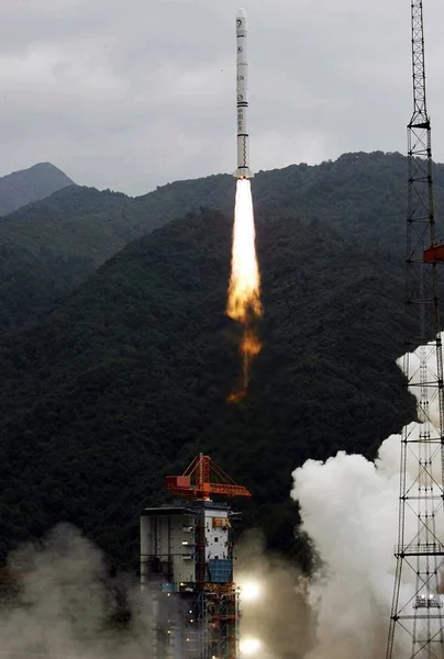 2007年10月24日 中国南西部四川省の西昌衛星打ち上げセンターで チェンジIを搭載した長い3月のロケットCz 3Aが爆発する — ストック写真