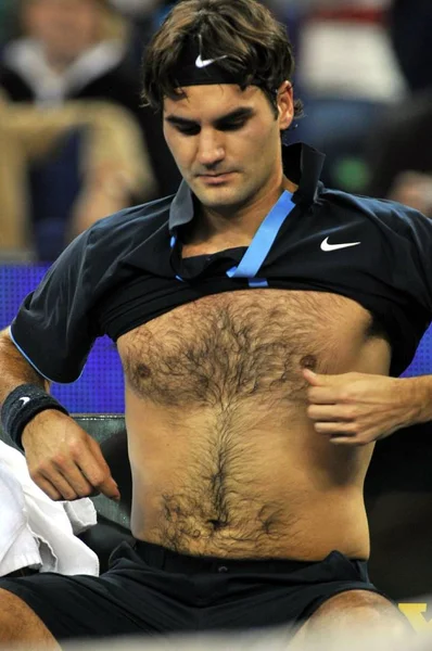 Roger Federer Suiza Intenta Quitarse Camiseta Mientras Descansa Durante Una —  Fotos de Stock