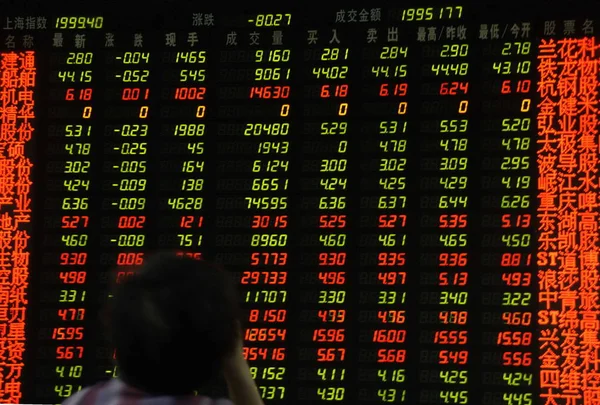 Kinesisk Investerare Tittar Stor Skärm Som Visar Real Tid Info — Stockfoto