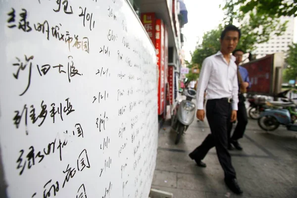 Helyi Kínai Polgárok Elsétálnak Hirdetések Használt Házak Kívül Egy Ingatlan — Stock Fotó