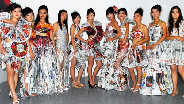 Estudantes Chinesas Mostram Seus Vestidos Feitos Jornais Por Estudantes Art — Fotografia de Stock