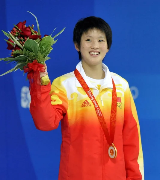 Medallista Oro Chinas Chen Ruolin Celebra Podio Durante Ceremonia Entrega —  Fotos de Stock