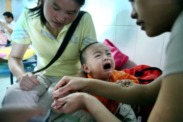 Kinesisk Bebis Illa Sanlu Mjölkpulver Gråter Ett Sjukhus Guiyang City — Stockfoto
