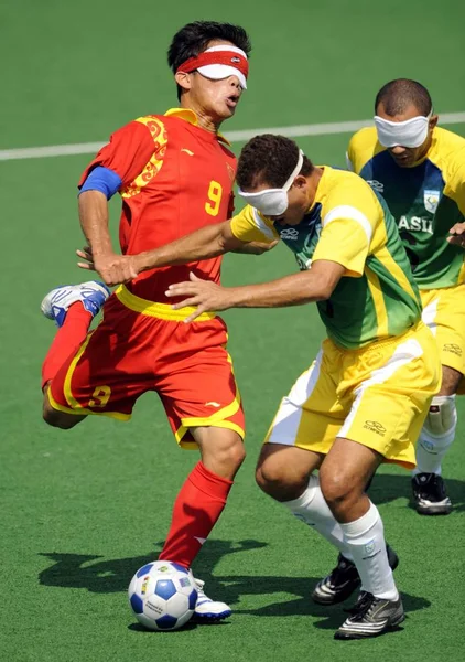 Китаец Ван Чжоубинь Слева Пытается Пробиться Сквозь Бразильских Футболистов Время — стоковое фото